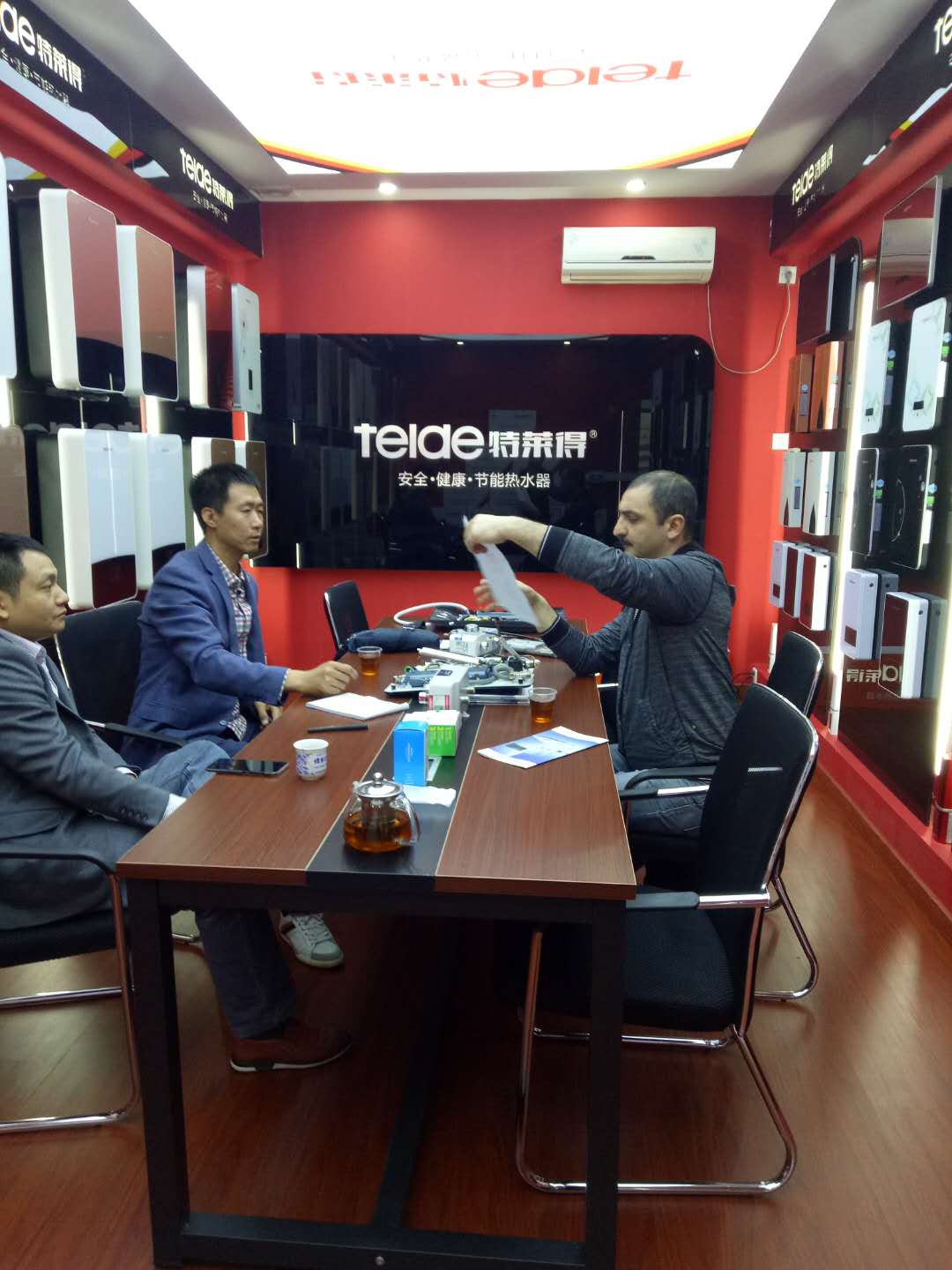 烈歡迎俄羅斯客戶蒞臨我司，恭賀成功簽約！